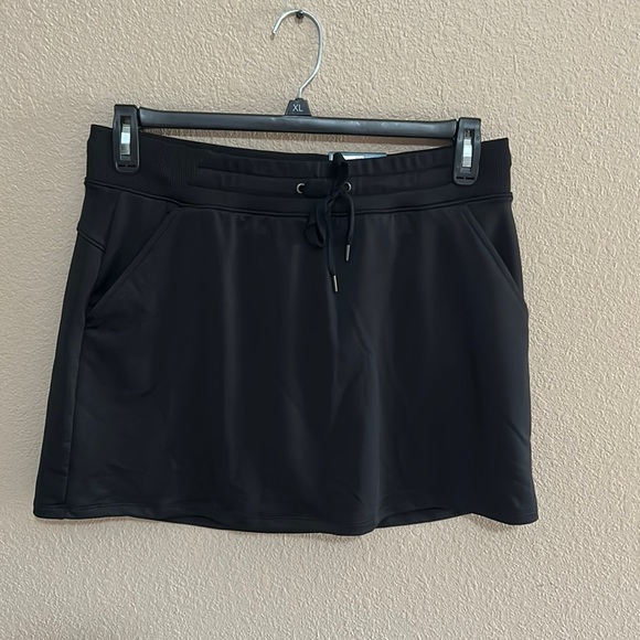 Womens skorts from Kohls in a medium. Has 4 pockets with an elastic waistband. - Picture 1 of 6
